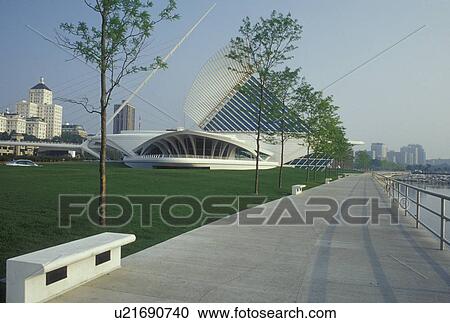 Stock Image -  WI, Wisconsin, Milwaukee, Lake Michigan, Milwaukee County War Memorial Complex, Milwaukee Art Museum. Fotosearch