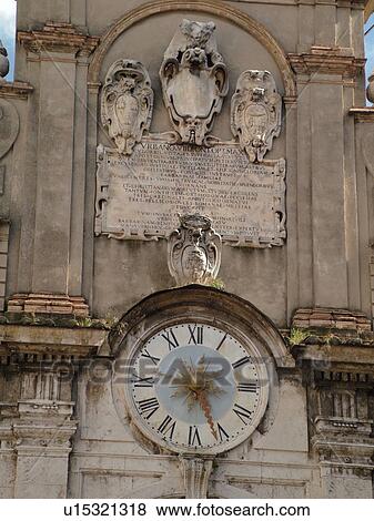 Spoleto Umbria イタリア ヨーロッパ 時計 上に 前部 の 古い建物 中に 広場 Del Mercato 中に 中世 都市 の Spoleto 写真館 イメージ館 U Fotosearch