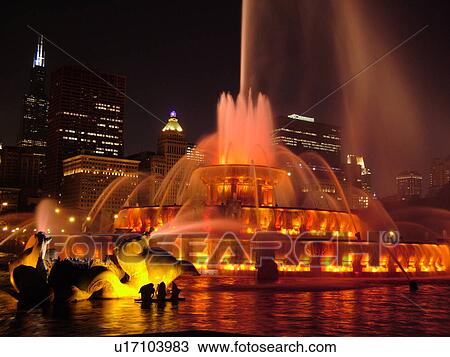 Stock Image -  Chicago, IL, Illinois, Windy City, Downtown, Grant Park, Buckingham Memorial Fountain, illuminated, evening. Fotosearch