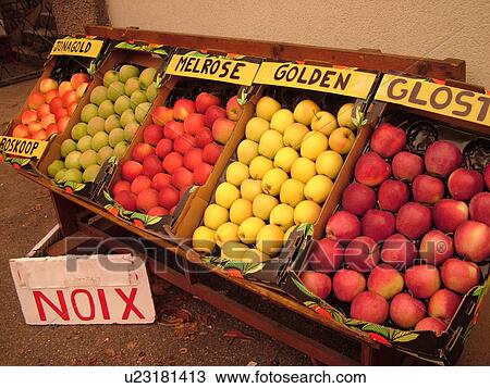 Stock Image -  France, Europe, Alsace, Mittelwihr, Haut-Rhin, L'Alsace Wine Region, Route du Vin, farmers market, Gloster, Golden, Melrose, Jonagold, Roskoop apple. Fotosearch