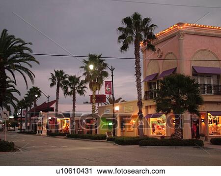 Stock Image -  Venice, FL, Florida, downtown, upscale boutiques, galleries, restaurants, evening. Fotosearch