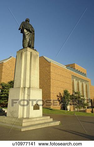 Stock Image -  Seattle, WA, Washington, University of Washington, Henry Art Gallery, Statue of George Washington. Fotosearch