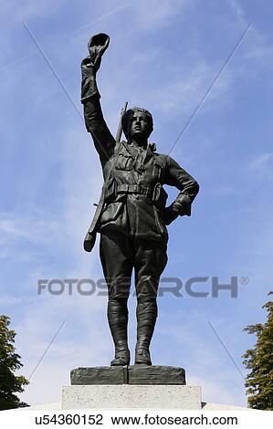Stock Image - Memorial to American Volunteers, honors WWI Soldier and Franco-American relationship during World War I - Paris, France. Fotosearch