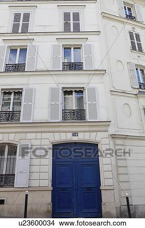 Picture - No. 54 Rue Lepic Home of artist Vincent Van Gogh and his brother Theo between 1886-1888. Montmatre, Paris, France. Fotosearch