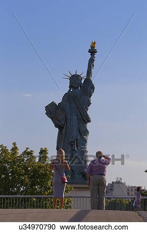 Pessoas Vista Replica De Estatua Liberdade Vista De A Rio Sena Paris Franca Banco De Imagem U34970790 Fotosearch