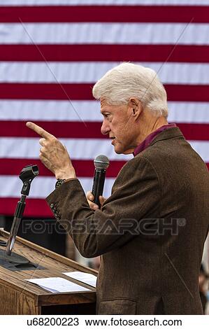 Stock Image - U. S. President Bill Clinton speaks at Keene State College, NH. Fotosearch