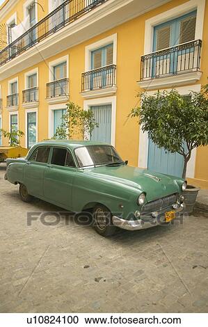 Russische Auto In Alt Havana Kuba Mit Gelbes Gebaude In Hintergrund Stock Bild U Fotosearch