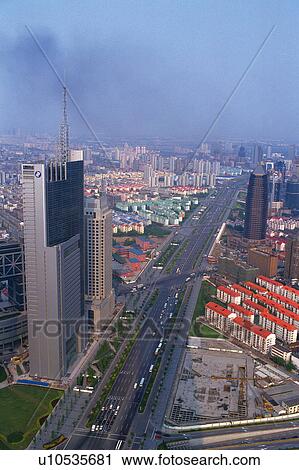 A 巨大 高速公路 路 在 上海 圍繞 所作 摩天樓 以及 鮮艷 建筑物 在下面 A 藍色的天空 低的角度意見 上海 中國種類最齊全的圖像