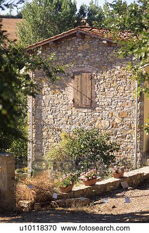 木 シャッターを閉められた 窓 中に 石造りの 建物 で 赤 タイルを張られた 屋根 トスカーナ イタリア ストックイメージ U Fotosearch