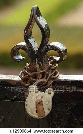 Picture - Hampton Court Palace, London England. Fotosearch
