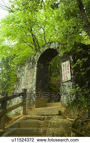 Stock Image - Asia, China, Fujian, UNESCO, World Cultural Heritage, World Natural Heritage, Wuyi Mountain, Tiger Roaring Rock Scenic Area, Tiger Roaring Rock. Fotosearch
