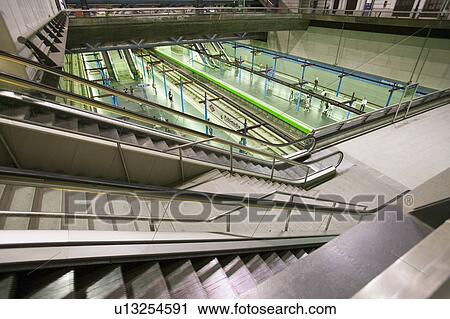 エスカレーター 階段 そして 動く歩道 において マドリッド Barajas 空港 Mad Spain S Busiest 空港 ストックイメージ U Fotosearch
