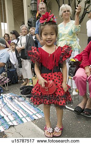 日本の アメリカ人 女の子 ある 中に 明るい赤 メキシコ人 服 において 年報 古い スペイン語 日々 祝祭 持たれた あらゆる ８月 中に サンタ バーバラ カリフォルニア 写真館 イメージ館 U Fotosearch
