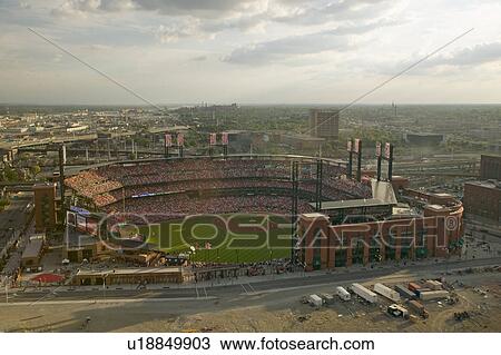 Stock Image - An elevated view of the third Busch Stadium, St. Louis, Missouri, where the Pittsburgh Pirates beat the 2006 World Series Champion baseball team, the St. Louis Cardinals 1 to 0 in a late afternoon baseball game, 9/2/06. Fotosearch