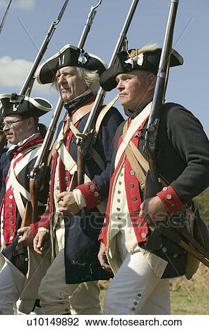 Stock Image - Continentals on the march in re-enactment of Attack on Redoubts 9 & 10, where the major infantry action of the siege of Yorktown took place. General Washington's armies captured two British fortifications, Endview Plantation (circa 1769), near Yorktown Vi. Fotosearch