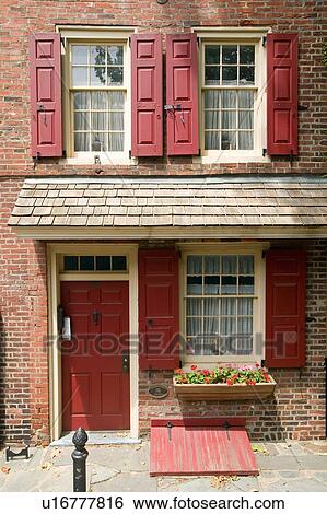 Stock Photograph - America's Oldest Residential Street in the streets of Philadelphia, Pennsylvania. Fotosearch