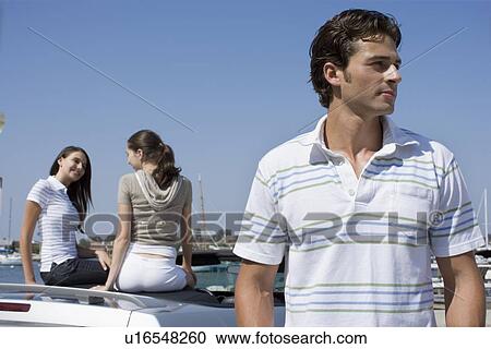 若い成人の男 そして 女性 後ろに座る 正面図 サイド光景 後部光景 差動 焦点 ストックイメージ U Fotosearch