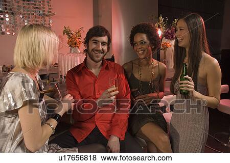 الرجل ب ثلاث البنات إلى أداة تعريف إنجليزية غير معروفة Nightclub ألبوم الصور U17656818 Fotosearch