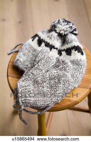 Picture - Knit hat and gloves. Fotosearch