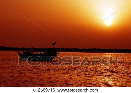 シルエット ドバイ 入り江 Deira ボート 日の出 日没 画像コレクション U Fotosearch