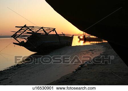 dubai, deira, creek, sunset, sunrise, boat, beach View Large Photo Image Stock Image - dubai, deira, creek, sunset, sunrise, boat, beach. Fotosearch