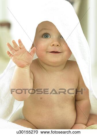 Baby Sitzen Mit Handtuch Kopf Winkende Stock Bild U30155270
