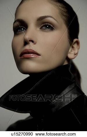 Standartiniai vaizdai - Portrait of a woman. Fotosearch