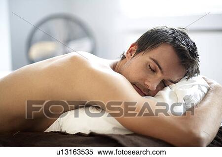 الرجل الشاب نائم معرض الصور الفوتوغرافية u13163535 fotosearch