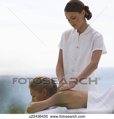 A 若い女性 マッサージを受ける ストックフォト 写真素材 U Fotosearch