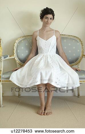 若い女性 中に 白いドレス 椅子 の 着席 Portrait ストックイメージ U Fotosearch