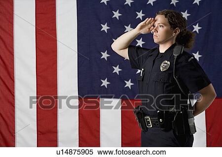 サイド光景 の 中間の 大人 コーカサス人 婦人警官 挨拶 で アメリカの旗 ように 背景 ストックフォト 写真素材 U Fotosearch