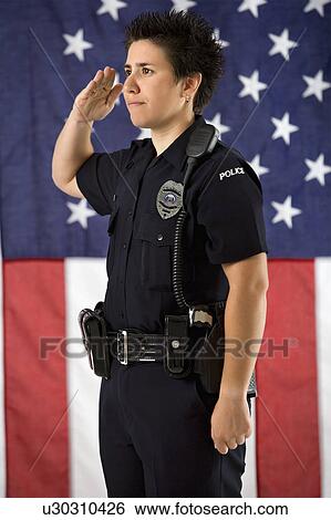 肖像 在中 中间的成年人 高加索人 女警察 敬礼 带 美国人旗 作为 背景 创意摄影图片库 U Fotosearch