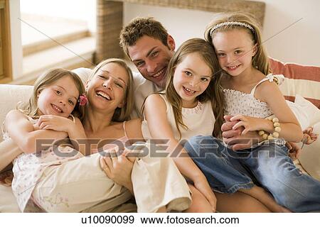 Banco de Imagem - família, casa. Fotosearch