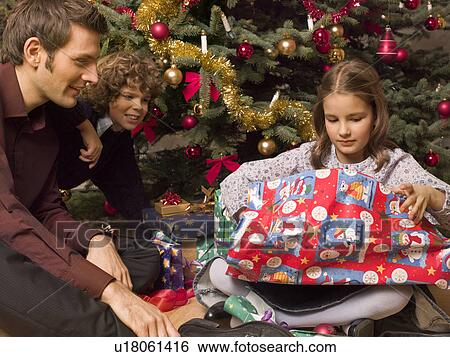 女の子 開始 彼女 クリスマスプレゼント 彼女 父 そして 兄弟 見なさい On 画像コレクション U Fotosearch