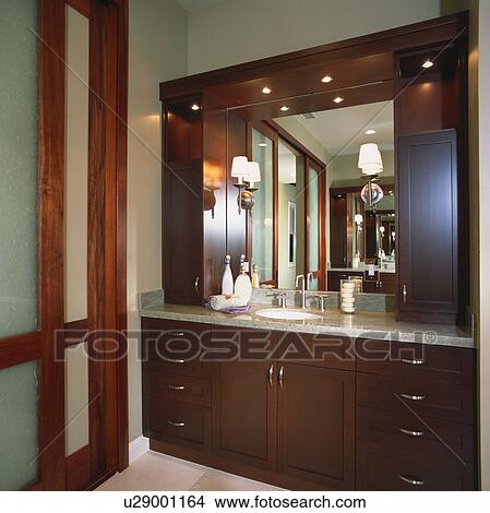 Picture - Elegant contemporary master bathroom. Fotosearch