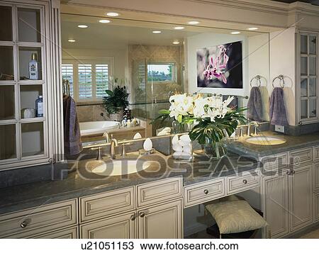 Stock Image - Elegant contemporary master bathroom. Fotosearch