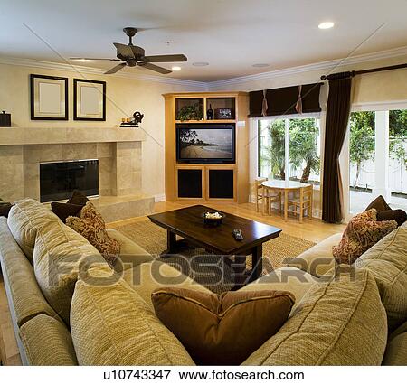 Tradicional, sala, con, sofá, chimenea, centro entretenimiento, y