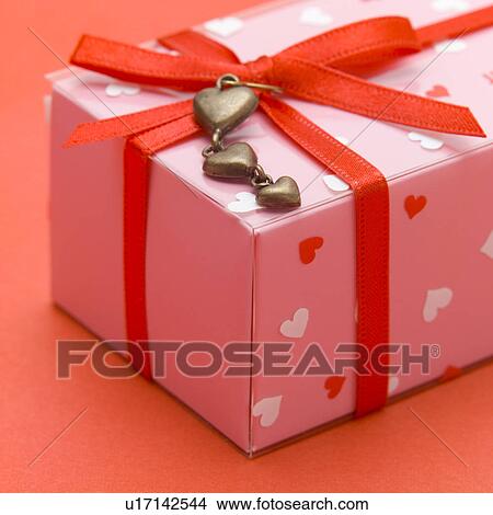 Picture - Gift box. Fotosearch