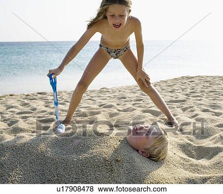 若い 女の子 埋めること 若い少年 砂 ビーチにおいて 写真館 イメージ館 U Fotosearch