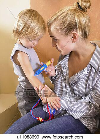 Kleines Madchen Und Frau Spielender Arzt Stock Foto U11088699 Fotosearch