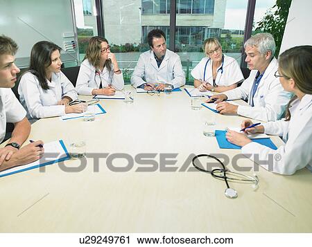 Stock Kép - csoport, közül, orvosok, gyűlés, alatt, tanácskozás, room.. Fotosearch