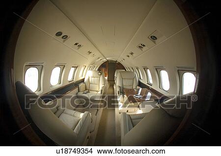 高い Aiplane Commecial 私用 飛行機 皇族 航空会社 ピクチャー U18749354 Fotosearch