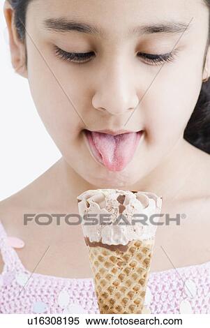 クローズアップ の A 女の子 舐めること アイスクリームコーン ストックフォト 写真素材 U Fotosearch
