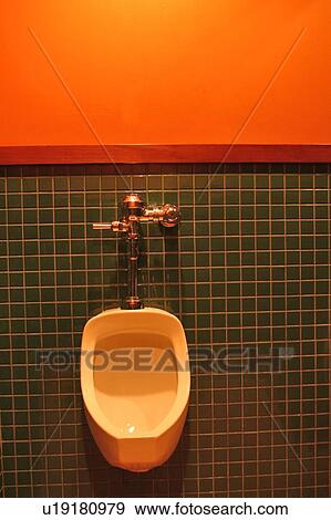 Badezimmer, urinal, auf, wand Stock Foto | u19180979 | Fotosearch