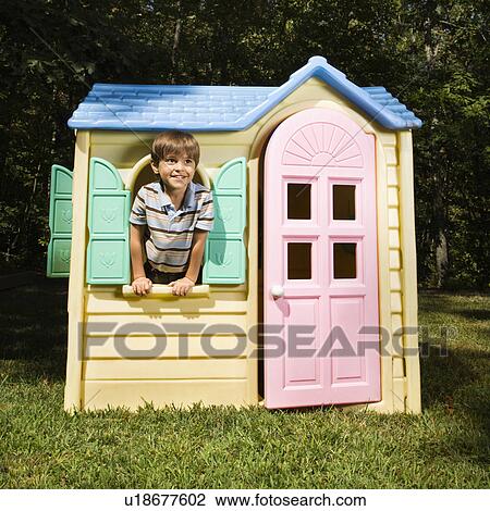 ヒスパニック 男の子 中に 窓 の 屋外 プレイハウス 微笑 において Viewer ストックイメージ U Fotosearch