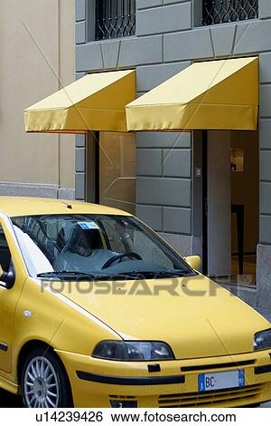 Gelbes Auto Vor Gelb Markisen Von Kaufen Front In Mode Bezirk Mailand Stock Fotograf U Fotosearch