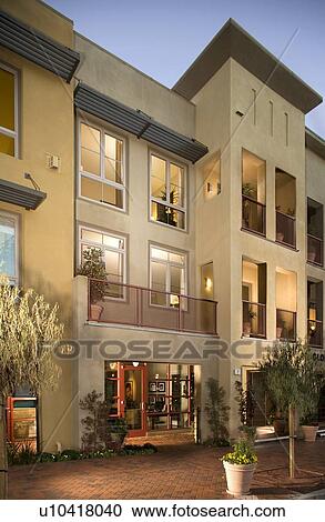 Außen, von, modernes, dachgeschoss, stil, eigentumswohnungen Stock Bild