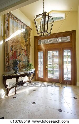 Contemporaneo Foyer Com Vidro Porta Frente E Catedral Teto Banco De Imagem U16768549 Fotosearch