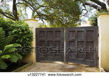 Geschlossene, front, holztor Stock Bild | u13227741 | Fotosearch