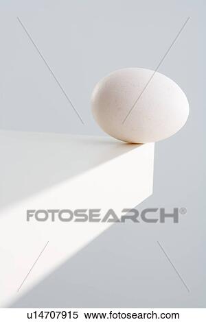 卵 において コーナー の テーブル ストックフォト 写真素材 U Fotosearch